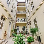 Rose Garden Apartment In Centre For 4